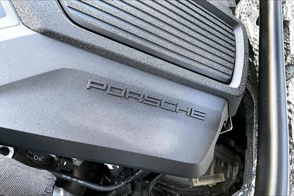 Used 2024 Porsche Macan AWD/4WD image 33