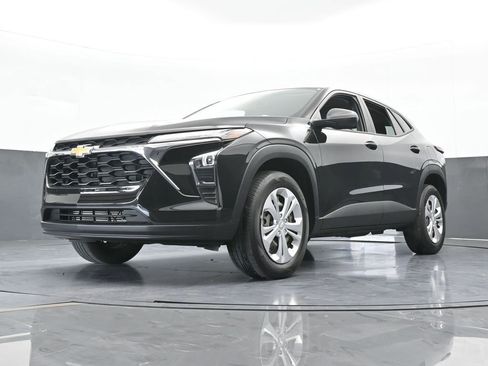 Used 2024 Chevrolet Trax LS image 54