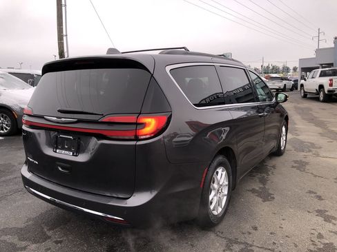 Used 2022 Chrysler Pacifica Touring-L image 5