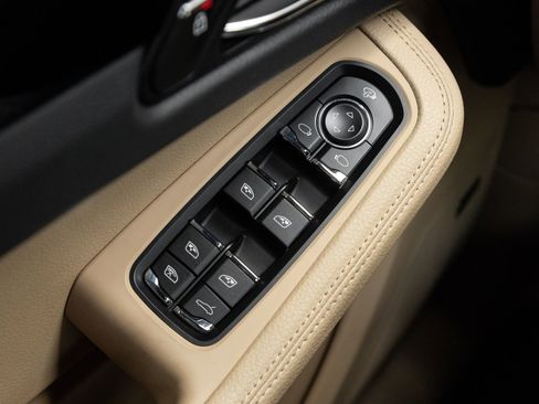 Certified 2023 Porsche Macan AWD/4WD image 19