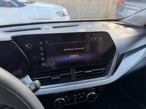 Used 2025 Chevrolet Trax LT FWD image 19