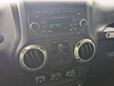 Used 2017 Jeep Wrangler Unlimited Sahara w/ Connectivity Group AWD/4WD image 20