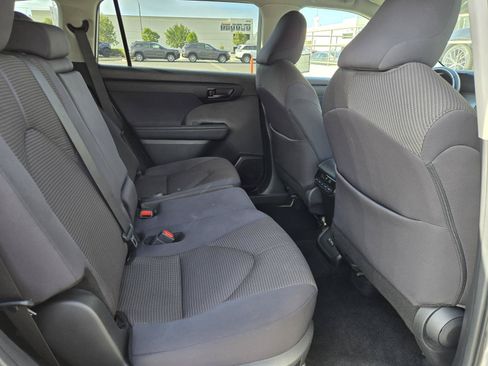 Used 2024 Toyota Highlander LE FWD image 31