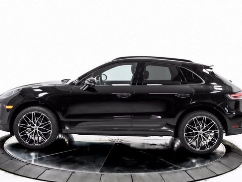 Certified 2025 Porsche Macan image 2