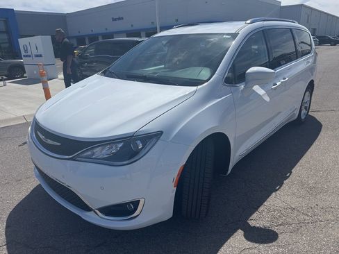Used 2020 Chrysler Pacifica Touring-L Plus w/ Tire & Wheel Group FWD image 3