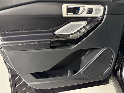 Used 2022 Ford Explorer Platinum w/ Premium Technology Package image 17