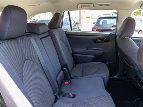 Used 2024 Toyota Highlander LE FWD image 18
