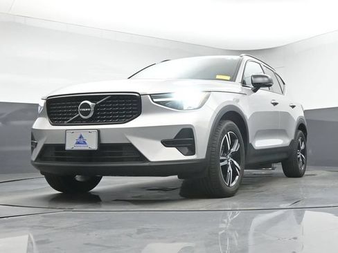 Used 2024 Volvo XC40 B5 Core AWD/4WD image 12