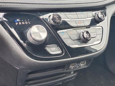 Used 2022 Chrysler Pacifica Touring-L w/ Uconnect Theater Family Group FWD image 18