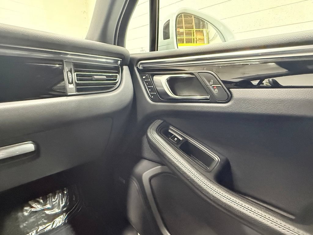 Used 2024 Porsche Macan S AWD/4WD image 31