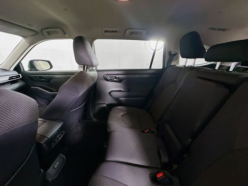 Used 2025 Toyota Highlander LE image 28