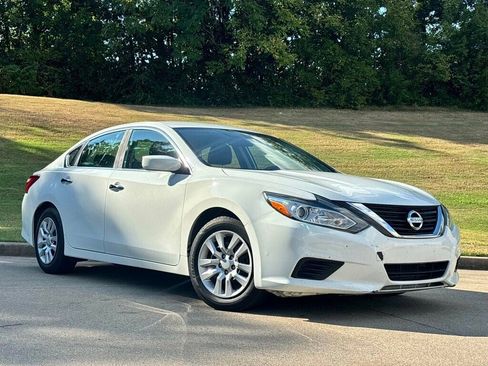 Used 2017 Nissan Altima 2.5 S w/ Power Driver Seat Package FWD image 2