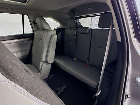 Certified 2025 Toyota Highlander Platinum AWD/4WD image 28