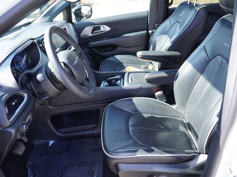 Used 2025 Chrysler Pacifica Limited image 15