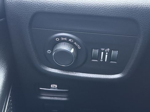 Used 2025 Jeep Grand Cherokee Laredo X RWD image 16