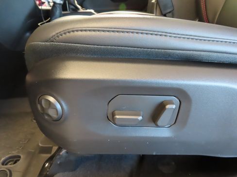 Used 2025 Jeep Wrangler Unlimited Rubicon image 9