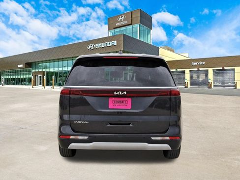 Used 2024 Kia Carnival LX FWD image 7