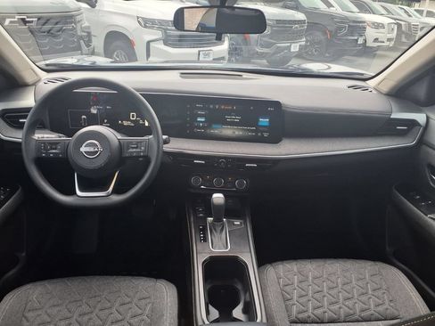 Used 2025 Nissan Kicks SV AWD/4WD image 3
