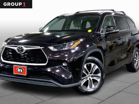 Used 2022 Toyota Highlander XLE image 1