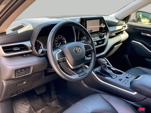 Used 2023 Toyota Highlander XLE AWD/4WD image 17