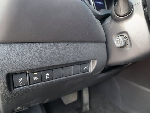 Used 2022 Toyota Venza LE image 22