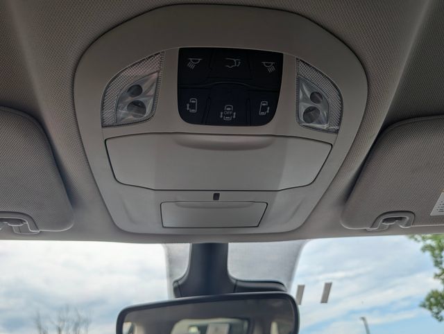 Used 2024 Chrysler Pacifica Limited FWD image 25