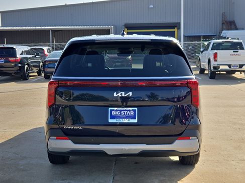 Used 2025 Kia Carnival FWD image 5