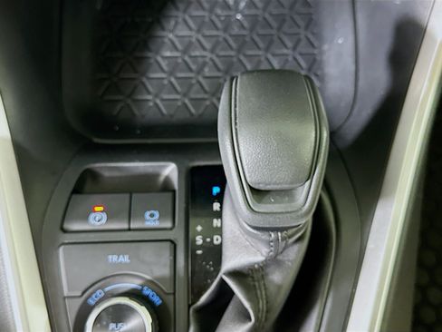 Used 2019 Toyota RAV4 LE AWD/4WD image 24