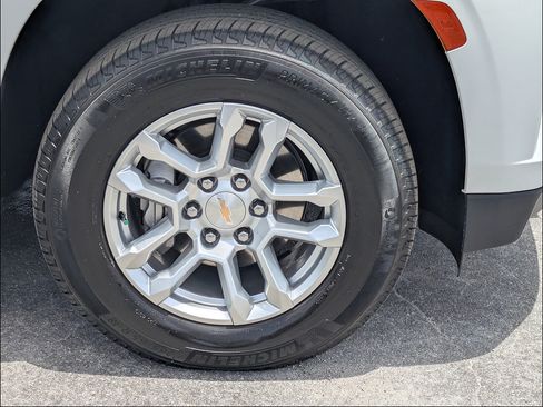 Used 2024 Chevrolet Suburban LT w/ Luxury Package AWD/4WD image 12