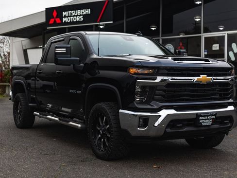 Used 2024 Chevrolet Silverado 3500 LT image 6