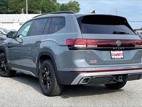 Used 2025 Volkswagen Atlas Peak Edition SE AWD/4WD image 9