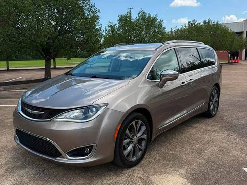 Used 2017 Chrysler Pacifica Limited FWD image 7