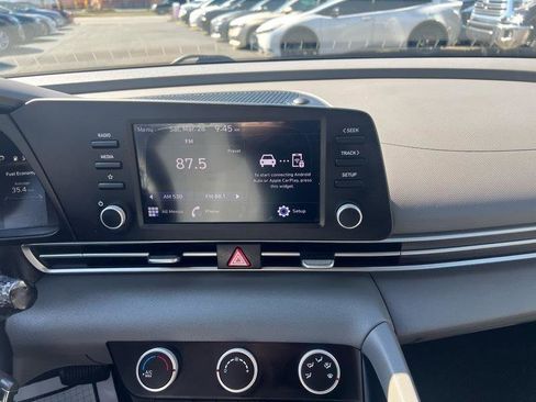 Used 2021 Hyundai Elantra SE FWD image 12