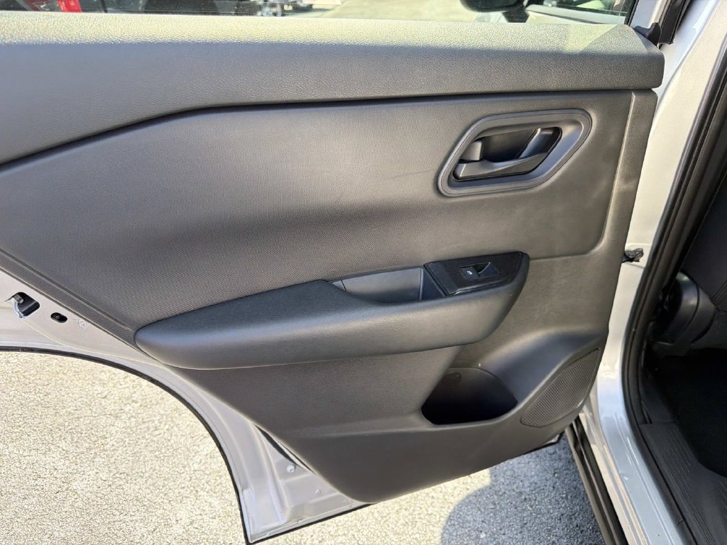 Used 2024 Nissan Rogue S AWD/4WD image 15