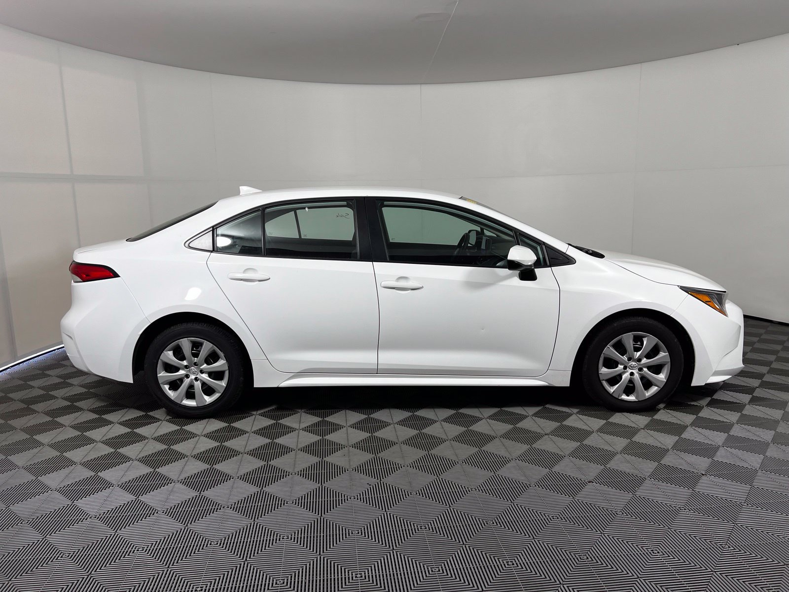 Used 2024 Toyota Corolla LE FWD image 4