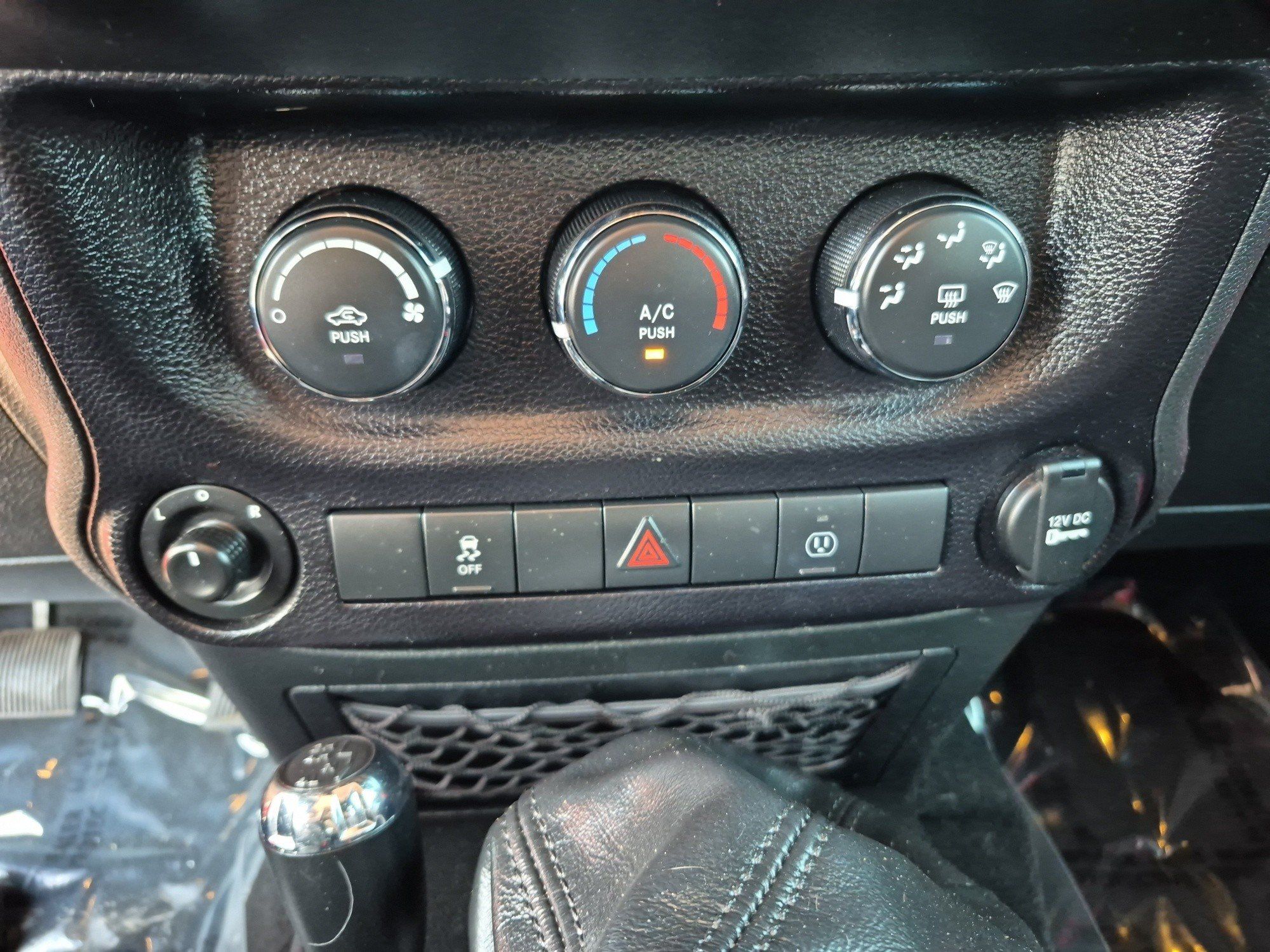 Used 2018 Jeep Wrangler Unlimited Rubicon w/ Connectivity Group AWD/4WD image 29