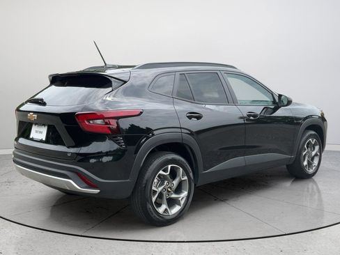 Used 2025 Chevrolet Trax LT FWD image 7