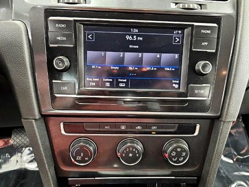 Used 2019 Volkswagen Golf S image 15