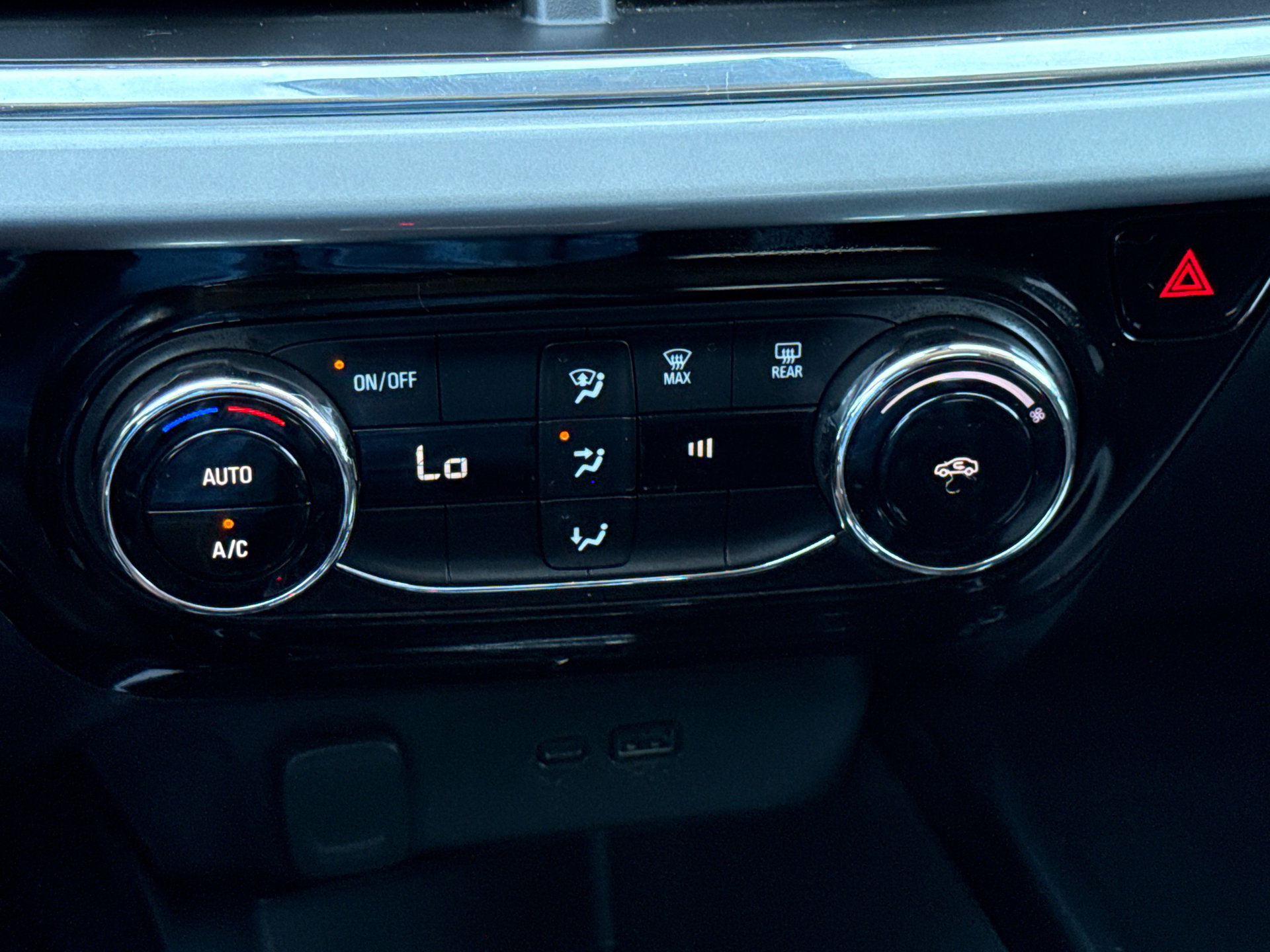 Used 2025 Chevrolet Trax LT FWD image 26