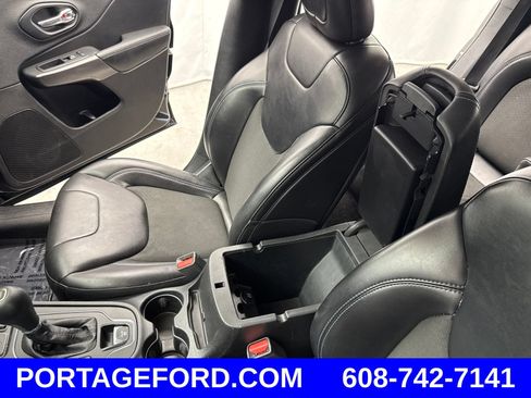 Used 2019 Jeep Cherokee Latitude Plus w/ Comfort/Convenience Group AWD/4WD image 18