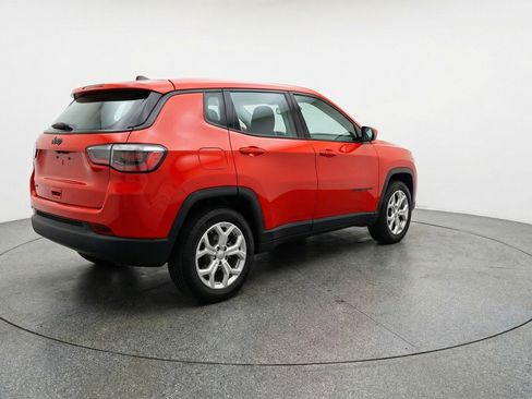 Used 2025 Jeep Compass Latitude image 9