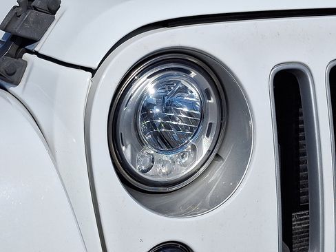 Used 2018 Jeep Wrangler Unlimited Sahara w/ Connectivity Group image 10