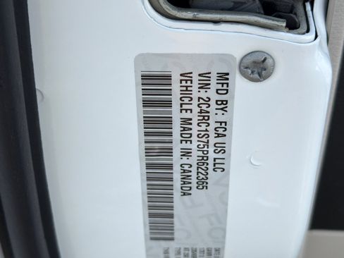Used 2023 Chrysler Pacifica Limited FWD image 27