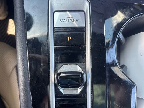 Used 2024 Volkswagen Atlas Cross Sport SE w/ Panoramic Sunroof Package AWD/4WD image 4