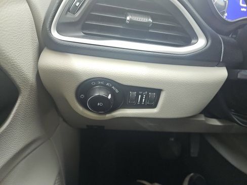 Used 2023 Chrysler Pacifica Touring-L image 27