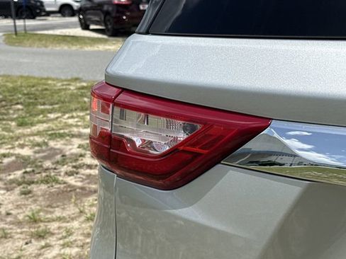 Used 2019 Chevrolet Traverse LT FWD image 9