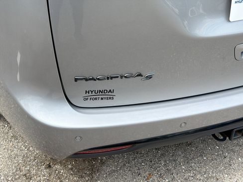 Used 2018 Chrysler Pacifica Touring-L image 11