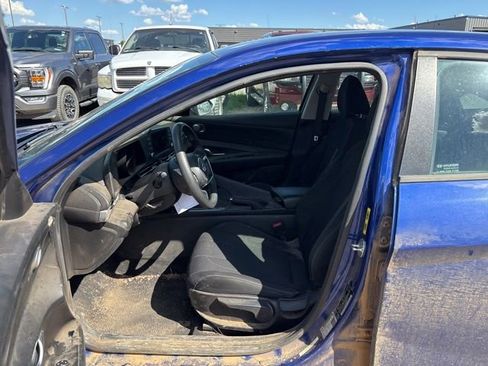 Used 2021 Hyundai Elantra SE FWD image 3