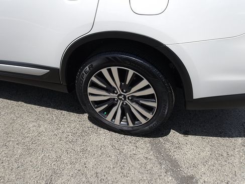 Used 2020 Mitsubishi Outlander AWD image 27