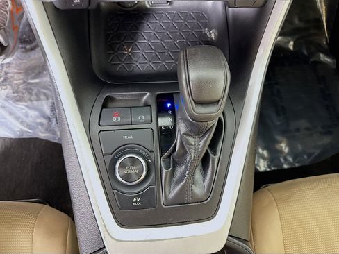 Used 2022 Toyota RAV4 LE image 25